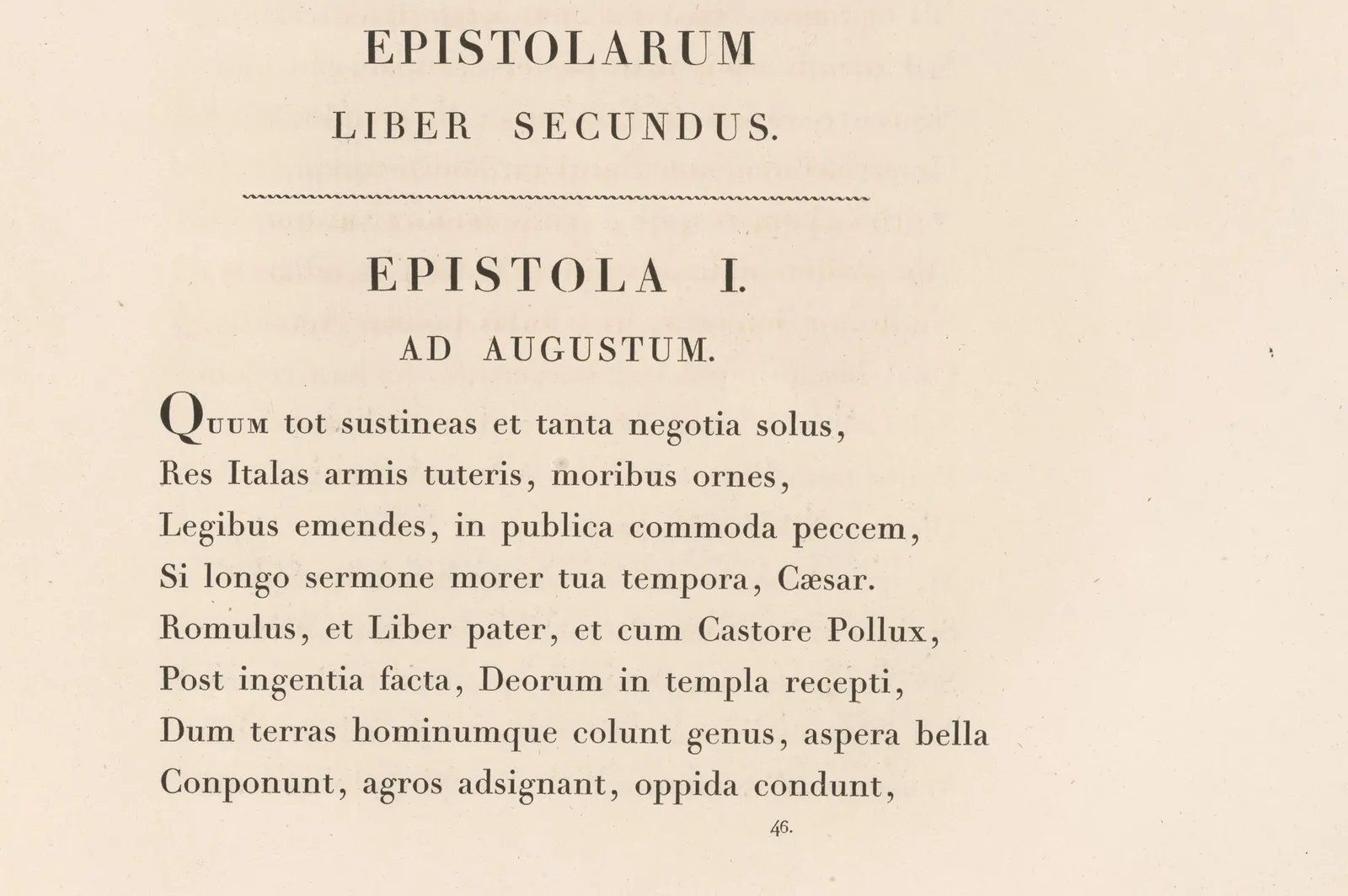 1799년 파리에서 인쇄된 호라티우스 작품집의 한 면. 위에 대문자로 EPISTOLARUM LIBER SECUNDUS, EPISTOLA I, AD AUGUSTUM이 가운데 맞춤으로 놓이고, 아래에 라틴어 시 여덟 줄이 넓은 행간으로 짜여 있다. 굵은 세로획과 가는 가로획의 대비가 뚜렷하다.