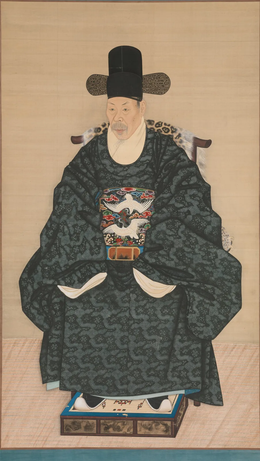 조선 후기 윤동섬의 전신 초상. 검은 사모를 쓴 노인이 짙은 청록색 관복을 입고 의자에 정면에 가깝게 앉아 있다. 가슴에는 흰 학 두 마리를 수놓은 흉배가 있고, 의자에는 점박이 짐승 가죽이 걸쳐 있다. 발은 무늬 있는 발받침 위에 놓였고 바닥에는 돗자리가 깔려 있다. 바닥이나 배경에 그림자가 없다.