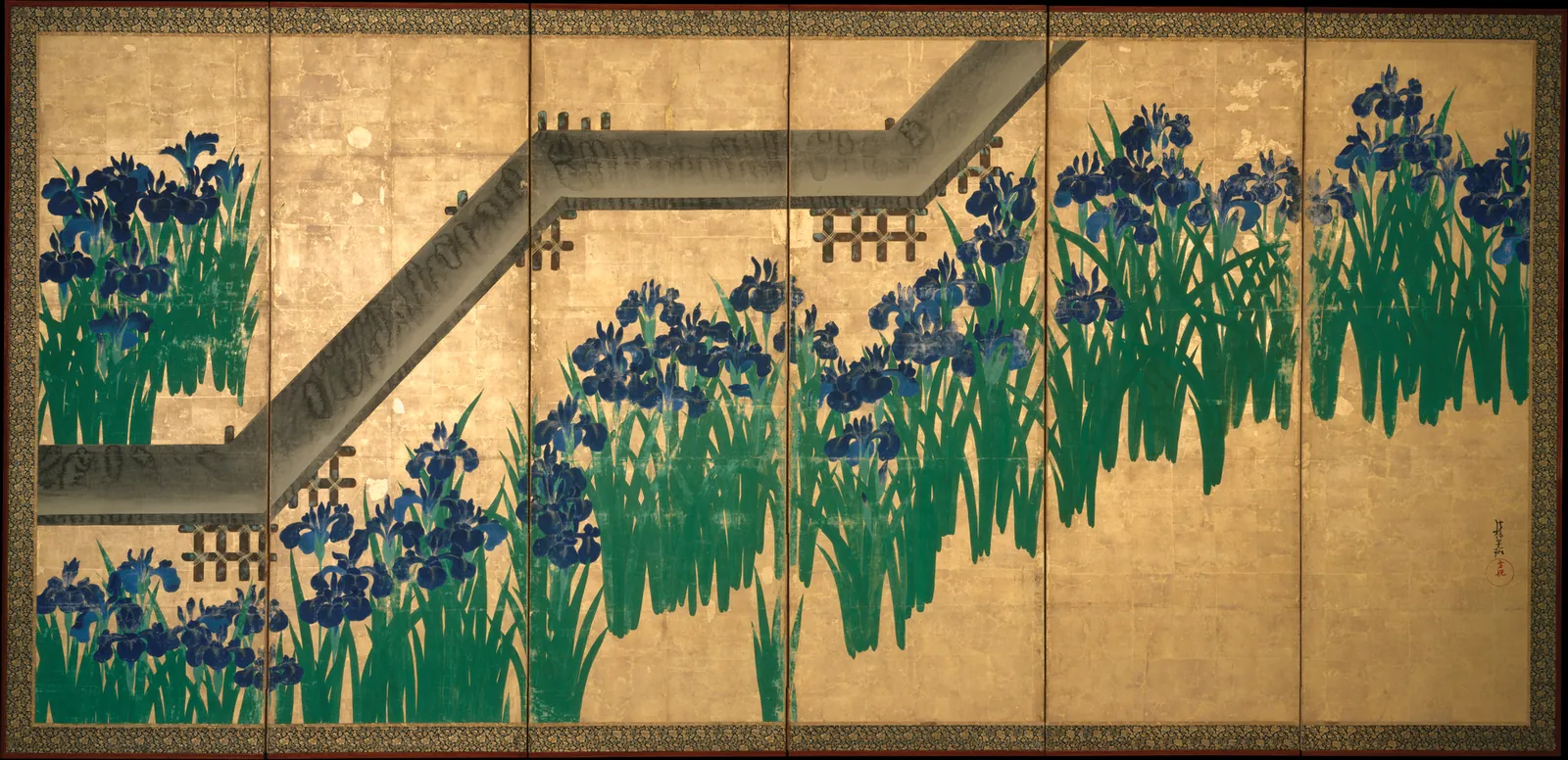 금박 바탕의 여섯 폭 병풍. 짙은 파란 붓꽃과 초록 잎 무리가 화면 아래쪽과 위쪽을 오가며 이어지고, 회색 나무다리가 왼쪽 아래에서 오른쪽 위로 지그재그를 그리며 꺾여 올라간다.