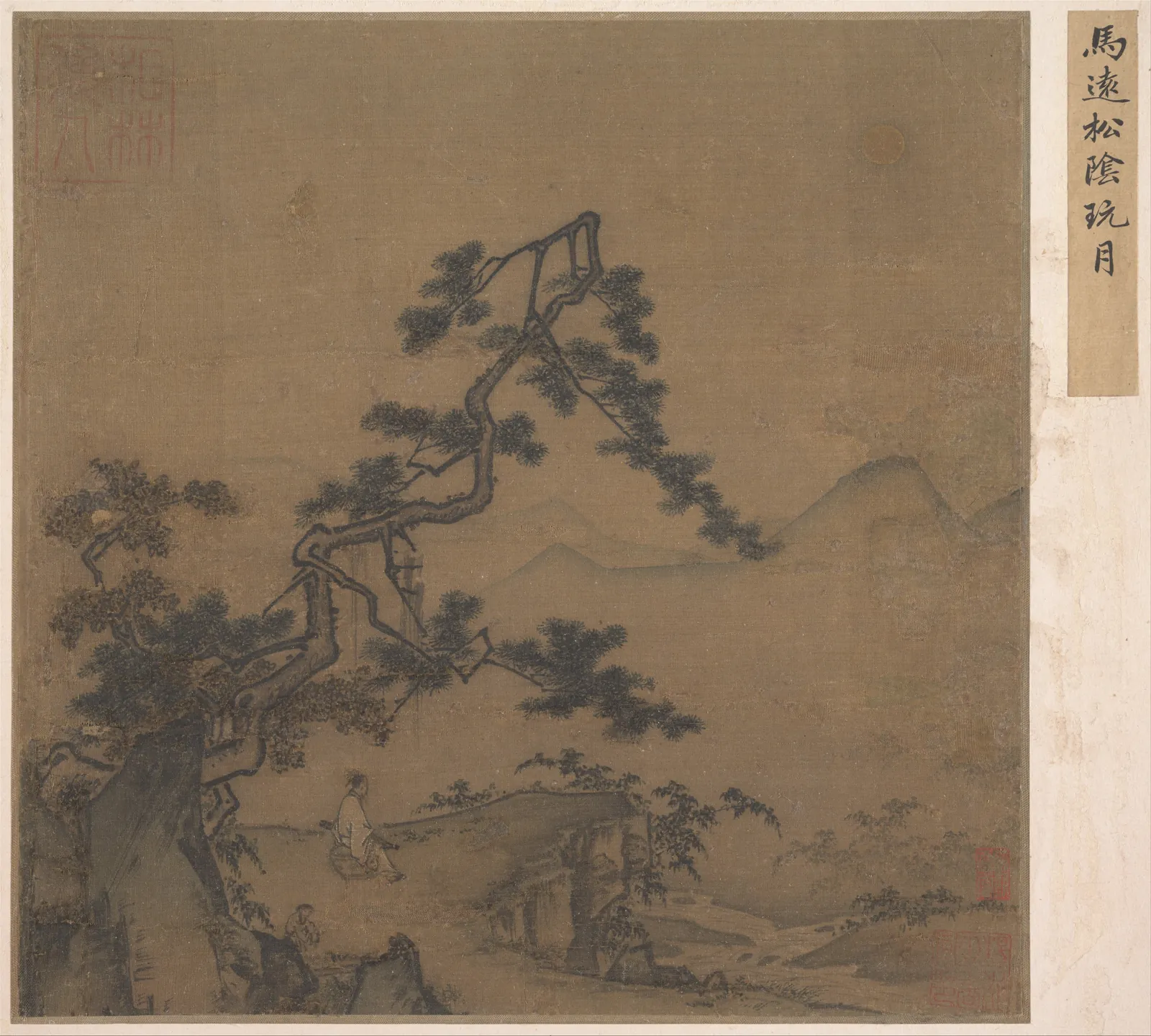 비단에 그린 정사각형에 가까운 화첩 그림. 왼쪽 아래 구석에 바위와 굽은 소나무가 몰려 있고, 소나무 가지가 오른쪽 위로 뻗는다. 나무 아래에 앉은 선비가 오른쪽을 바라보고, 오른쪽 위에는 넓게 빈 하늘과 희미한 달, 먼 산이 있다. 오른쪽 끝에 제목을 쓴 종이 띠가 붙어 있다.