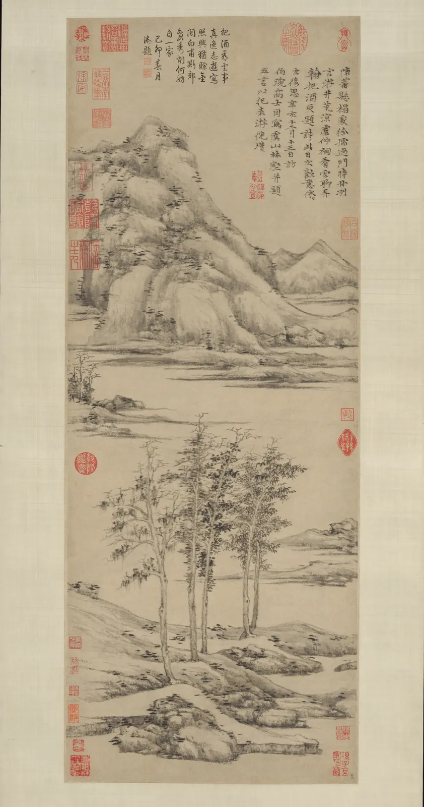 세로로 긴 종이 그림. 위쪽에 바위산이 마른 붓의 옅은 먹으로 그려져 있고, 그 위 오른쪽과 왼쪽에 여러 줄의 글씨가 있다. 가운데에는 가는 나무 몇 그루가 서 있고, 아래쪽에는 평평한 바위 언덕이 겹쳐 있다. 화면 곳곳에 붉은 도장이 찍혀 있다.